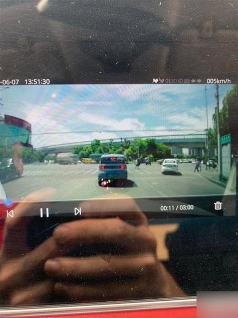 行车记录仪突然模糊不清图标