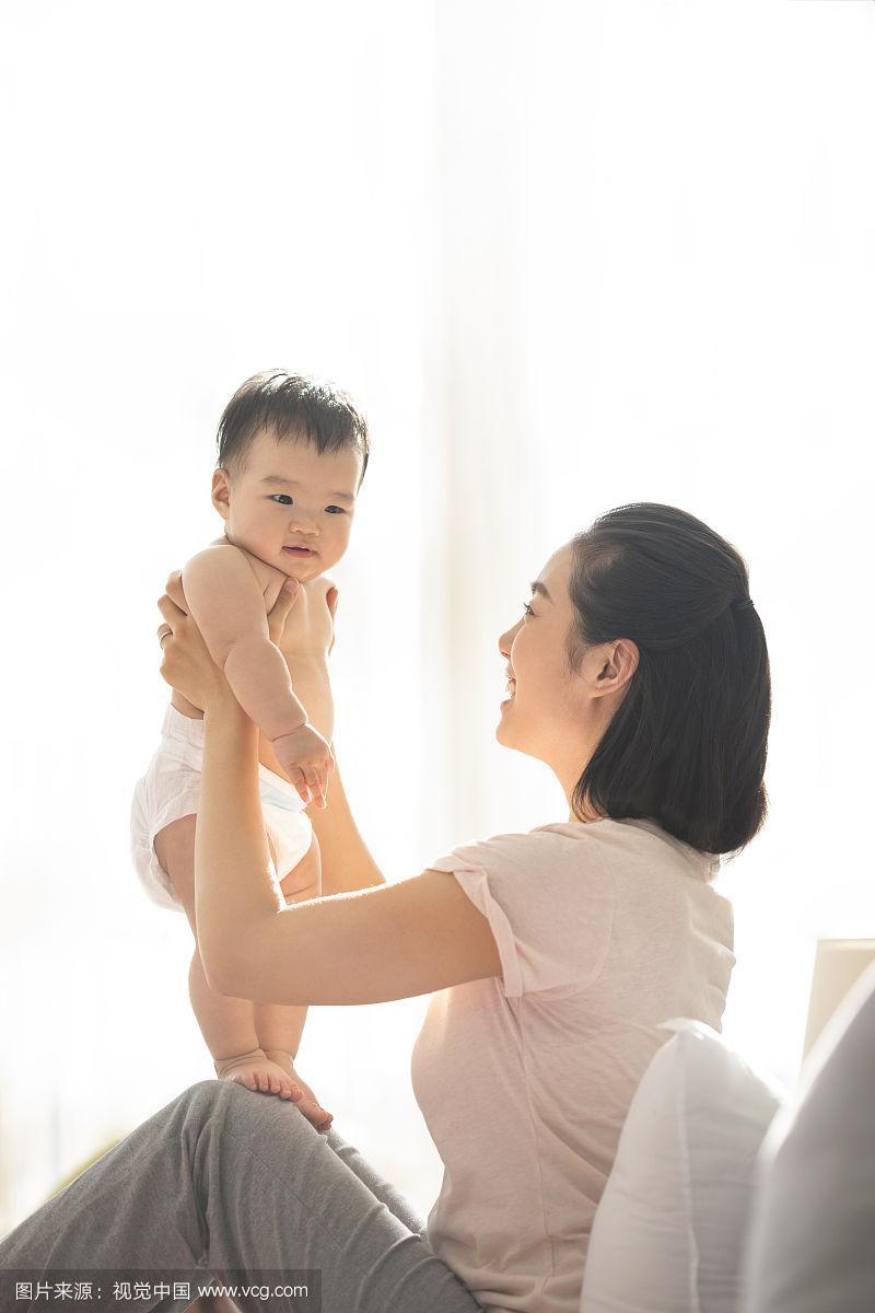 妈妈照顾婴儿